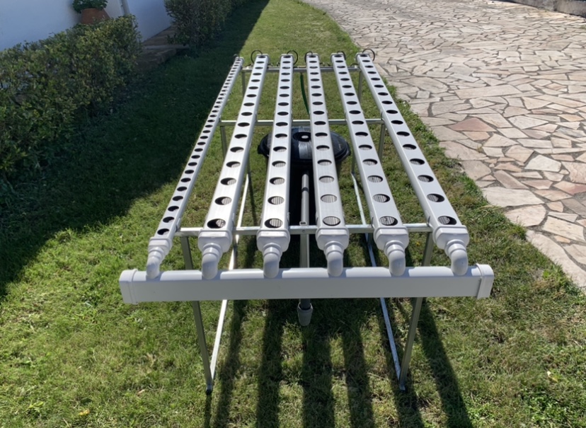 Hydro 110 Horizontal Estrutura metálica para cultivo hidropónico com tubos perfurados sobre relva