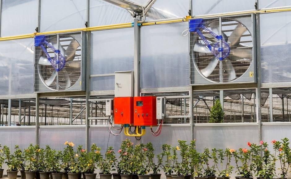 Sistema de ventilação industrial em estufa com ventoinhas e painel elétrico vermelho