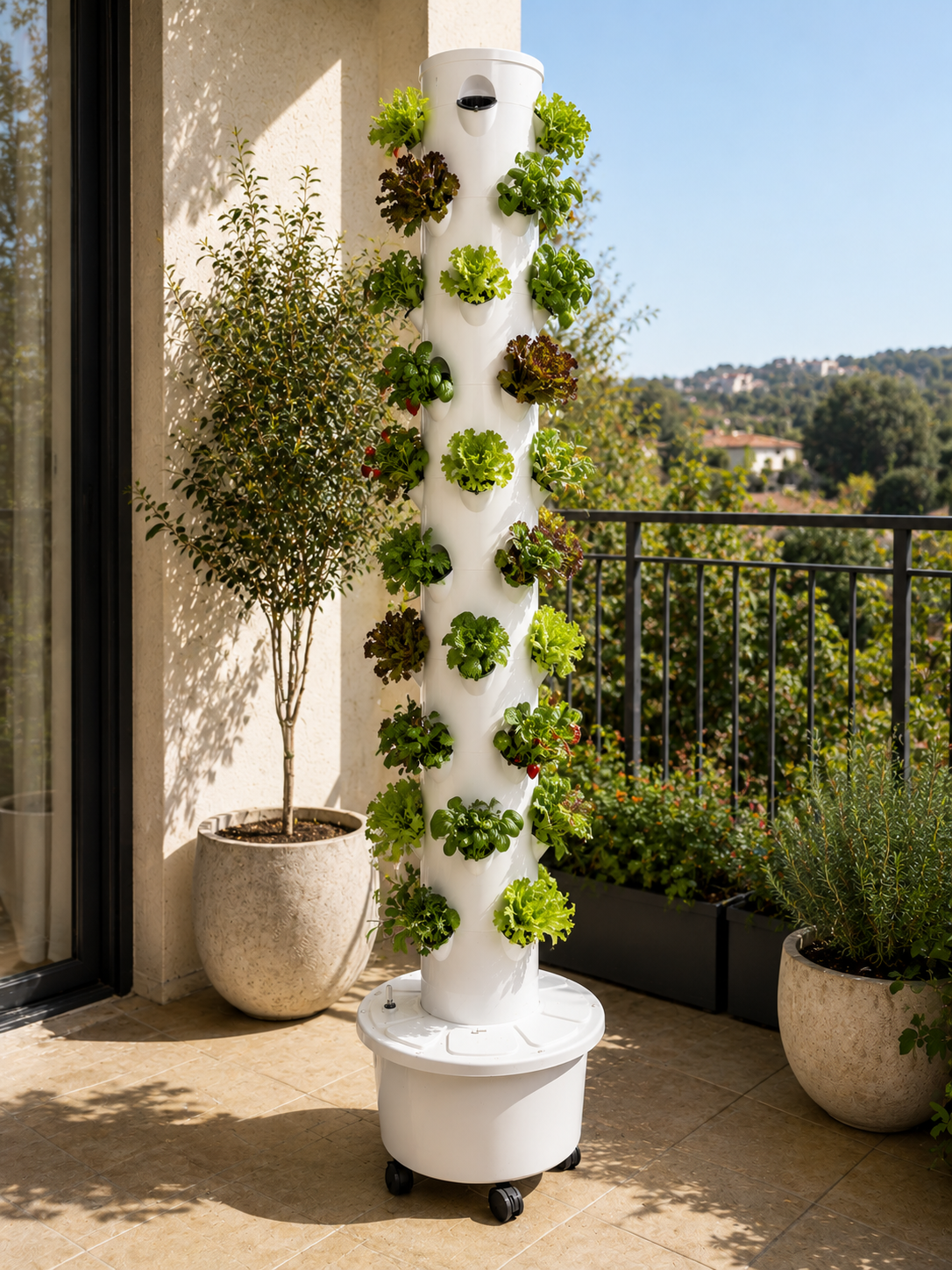 Torre de Hidroponía para 40 Plantas Torre de cultivo hidropónico vertical blanca con plantas verdes en balcón soleado