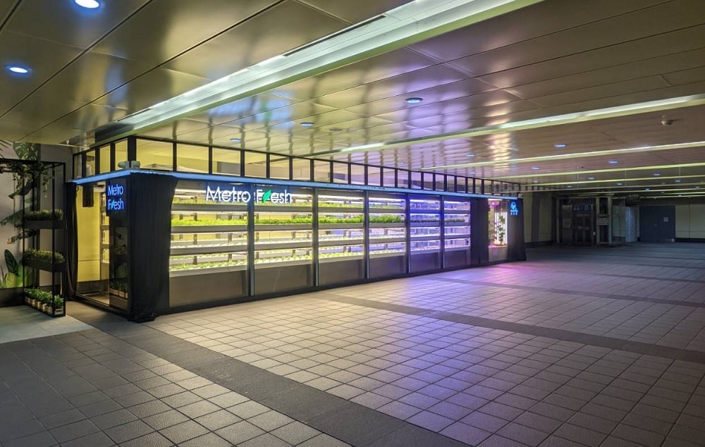 Taiwán convierte estaciones de metro en jardines orgánicos Expositor refrigerado de supermercado em espaço amplo com chão cerâmico cinzento