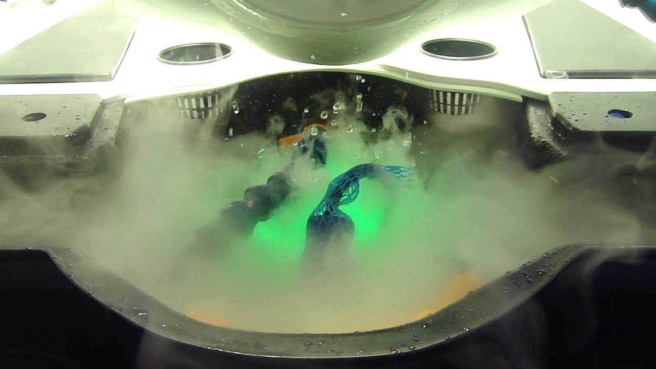 Jacuzzi com jatos de água, luz verde e vapor