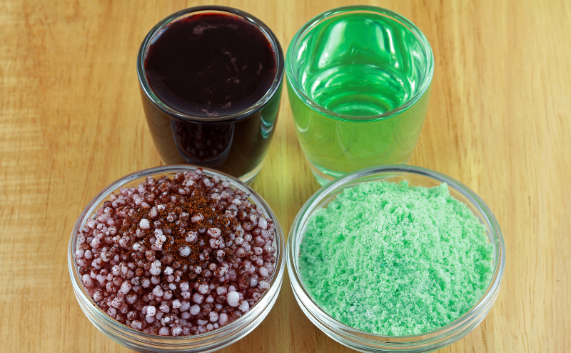 Copos com líquidos coloridos e tigelas com cristais e pó