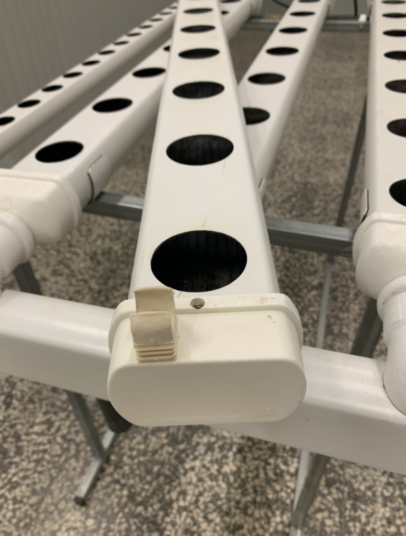 1 metro Perfil Perforado de 80 mm con Tapón - Segunda mano Estrutura tubular branca perfurada para hidroponia com suporte metálico