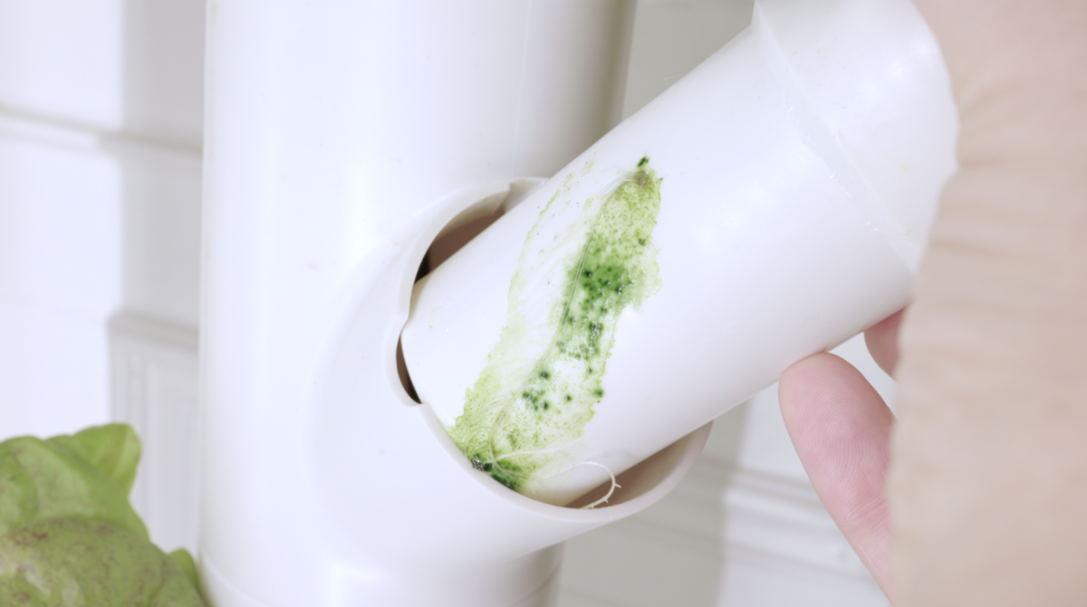 Limpeza de tubo de canalização branco com sujidade verde