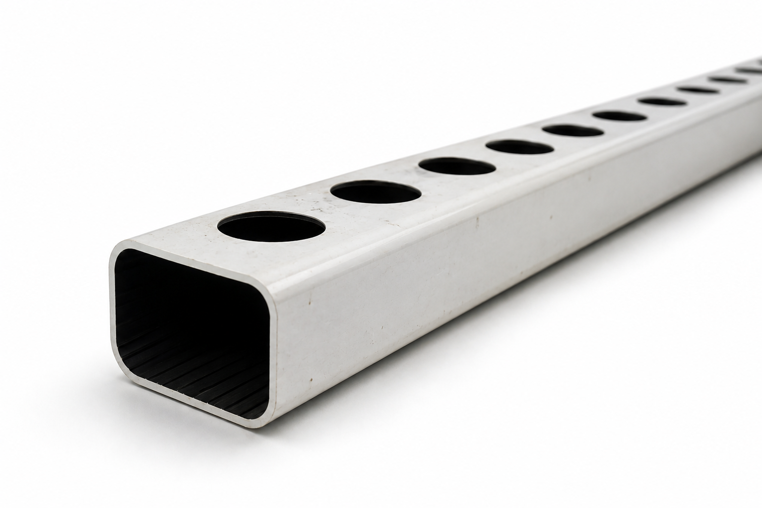 Perfil Hidropónico 80mm Usado — 2 Metros | 16 Plantas Barra metálica rectangular con agujeros circulares y acabado plateado sobre fondo blanco