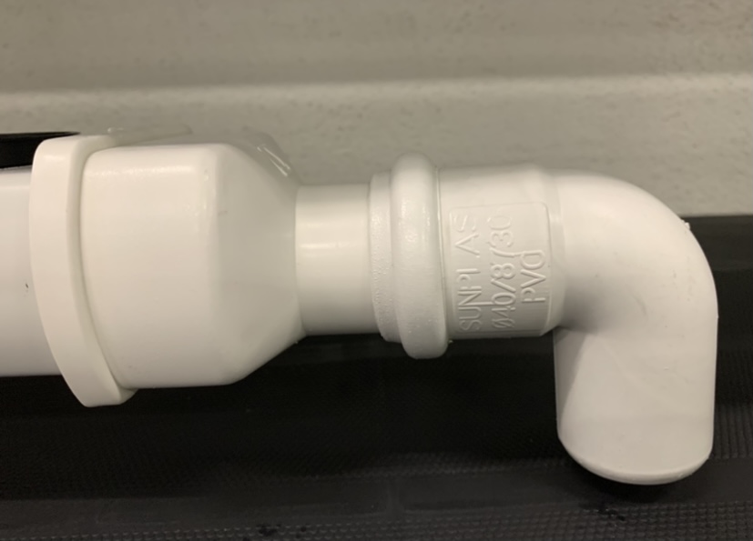 Rodilla PVC DIN Blanco 90º Ø40 mm Conetor de tubo branco em ângulo de 90 graus com gravação UNILAB 1/2 x 3/8 DVGW