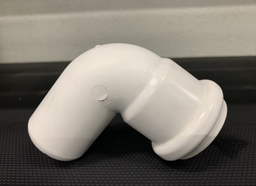 Rodilla PVC DIN Blanco 90º Ø40 mm Tubo curvo branco de PVC sobre superfície preta