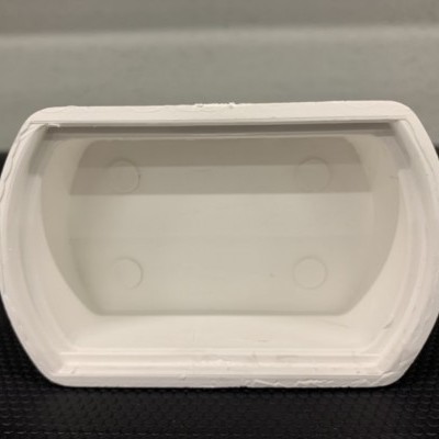 Recipiente plástico branco visto de cima com interior liso e quatro marcas circulares em relevo