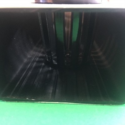 Objeto preto prismático em superfície verde