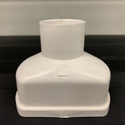 Produto quadrado branco em plástico com topo cilíndrico e símbolo gravado