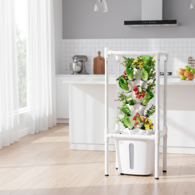 Torre hidropónica blanca con plantas y fresas en cocina moderna