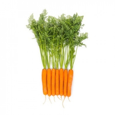 Sete cenouras frescas com folhas verdes sobre fundo branco