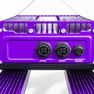 Dispositivo eletrônico roxo com conectores pretos e estrutura metálica preta