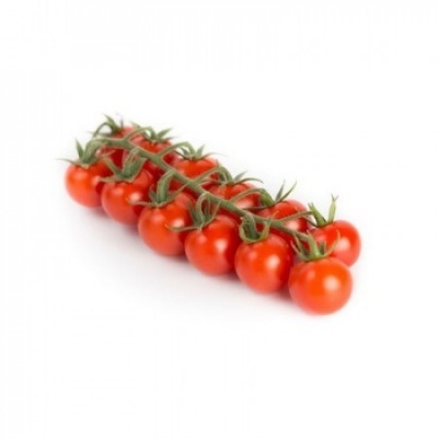 Ramo de tomates cherry vermelhos com folhas verdes