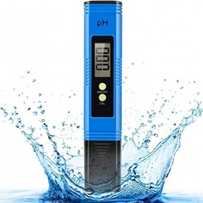 Medidor digital de pH azul com visor LCD e botões, em contacto com água