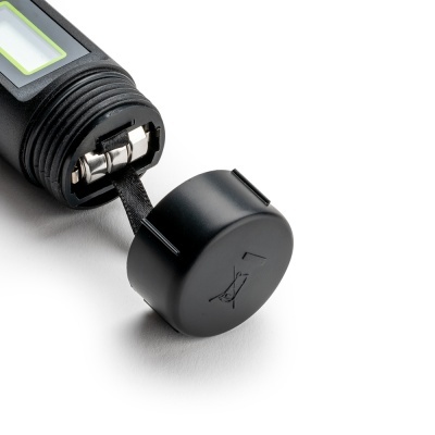 Lanterna preta aberta mostrando compartimento para pilhas e tampa destacada.