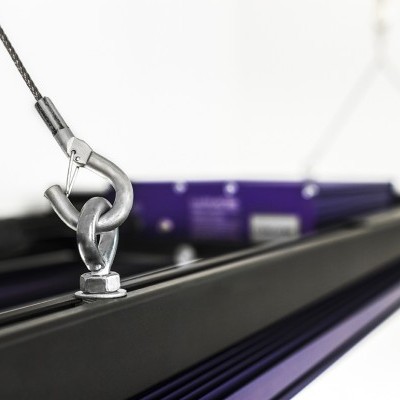 Suspensão metálica preta com gancho e cabo de segurança