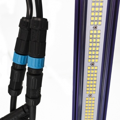 Cabos com conectores azuis e painel de LEDs amarelos em estrutura azul