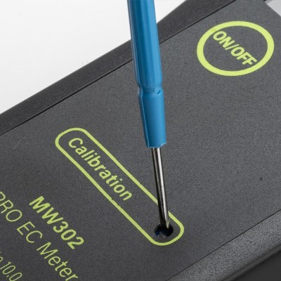 Medidor eletrónico preto com texto amarelo e instrumento azul na calibração