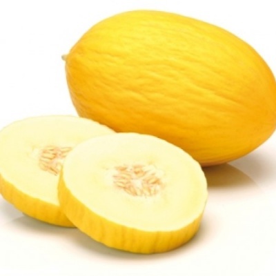 Melão amarelo inteiro com duas fatias