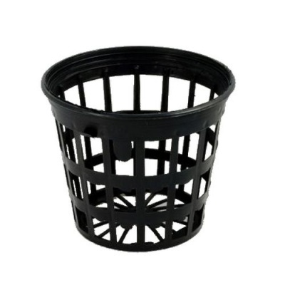 Cesto plástico preto em estrutura em grelha