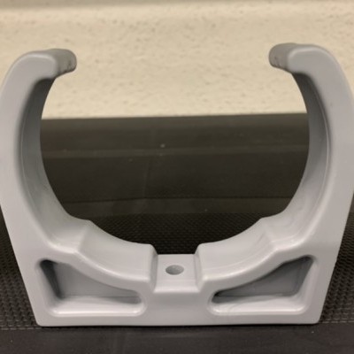 Suporte branco em forma de U sobre superfície escura texturizada