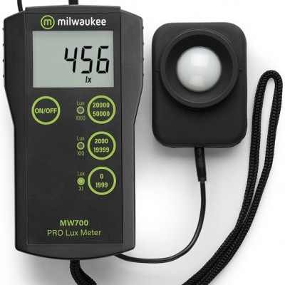 Fotómetro digital Milwaukee MW700 PRO Lux Meter com sensor e ecrã a mostrar 456 lx