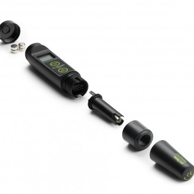 Instrumento portátil preto digital com partes desmontadas sobre fundo branco