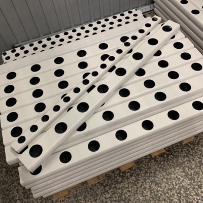 Tubos brancos para cultivo hidropónico com orifícios circulares negros