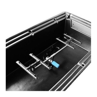 Recipiente retangular preto com estrutura metálica interna e peça azul.