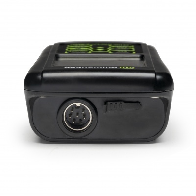 Equipamento eletrónico preto com botões verdes e conector circular de 7 pinos.