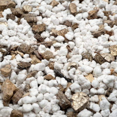 Mistura de perlita branca com vermiculita castanha e dourada