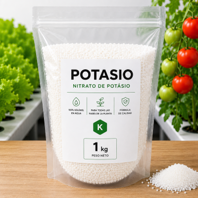 Bolsa de nitrato de potasio con gránulos blancos, etiqueta con texto, fondo de plantas y tomates.