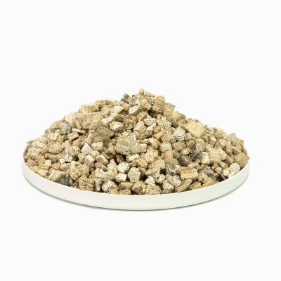 Prato branco com cubos pequenos bege claro e cinza