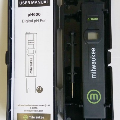 Caneta digital medidora de pH com manual e seringa numa caixa preta aberta