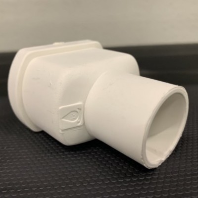 Conector plástico branco sobre superfície preta texturizada