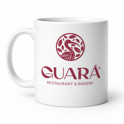 Caneca branca com logótipo e texto vermelho