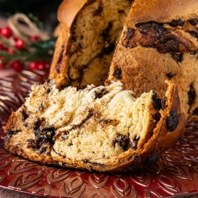 Panetone com chocolate no prato vermelho com padrão