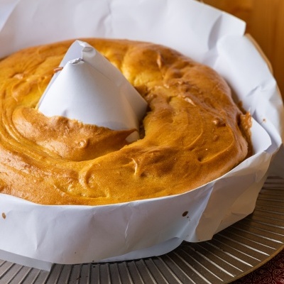 Bolo assado numa forma com papel de forno e cone de papel no meio