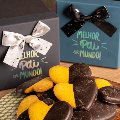 Caixas azul e cinza com bolachas em forma de coração meio cobertas com chocolate
