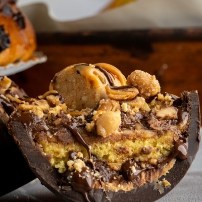 Fatias de sobremesa com chocolate, bolo amarelo, amendoins e pedaços de bolacha