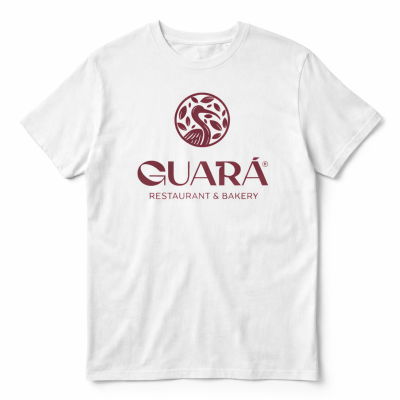 T-shirt branca com logotipo vermelho GUARÁ RESTAURANT & BAKERY