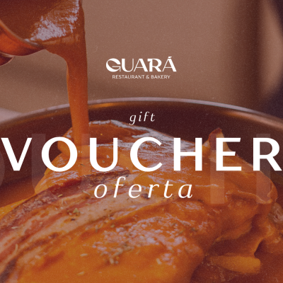 Prato com comida e molho sendo derramado, texto promocional sobreposto.