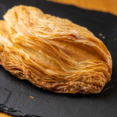 Folhado dourado crocante sobre tábua de ardósia preta