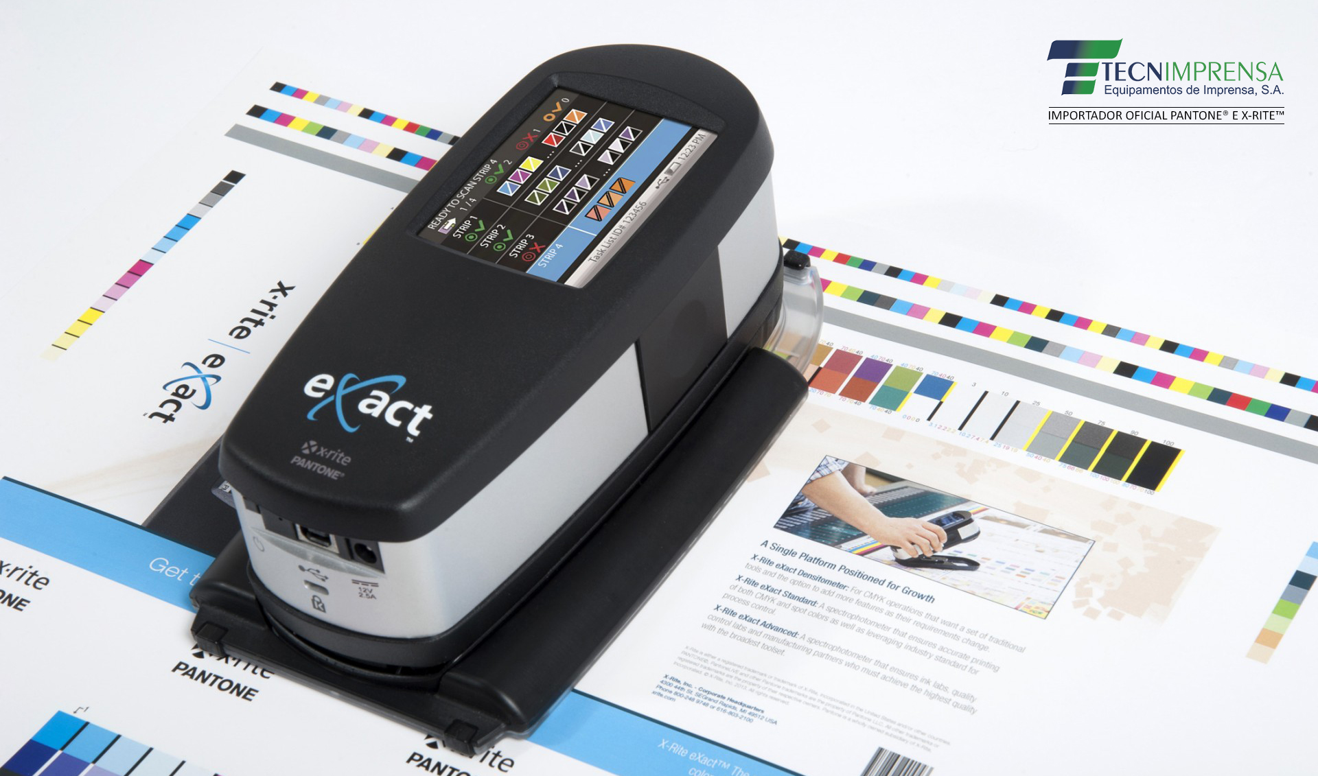 Dispositivo portátil de medição de cor sobre amostras de cor e texto em papel