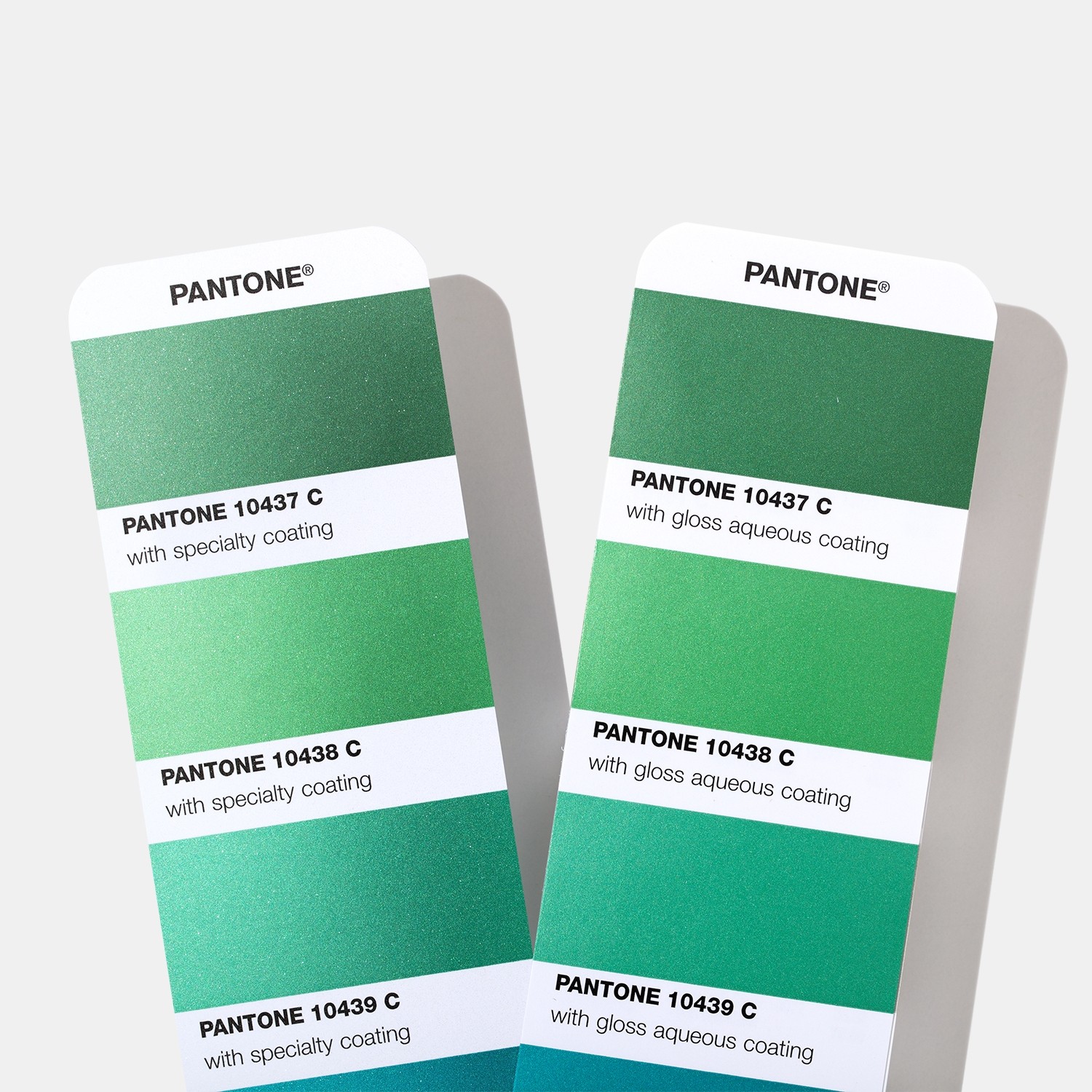 Metallics Guide Dois cartões Pantone com tons de verde e texto, sobre fundo branco