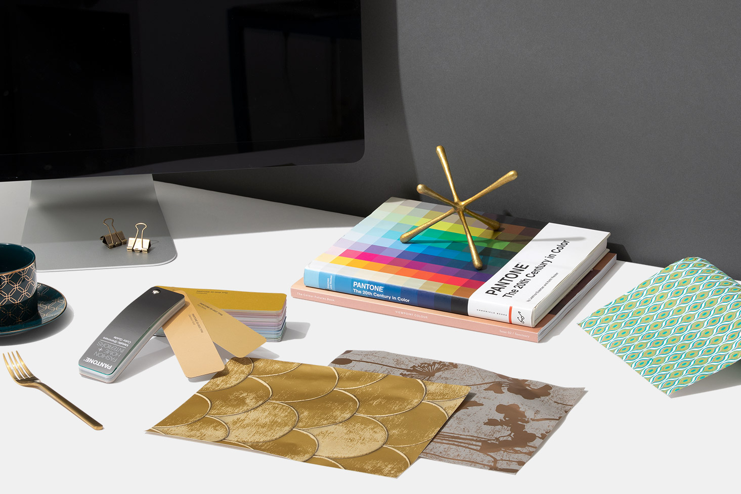 FHI Metallic Shimmers Color Guide Mesa branca com amostras coloridas e papéis texturizados para design