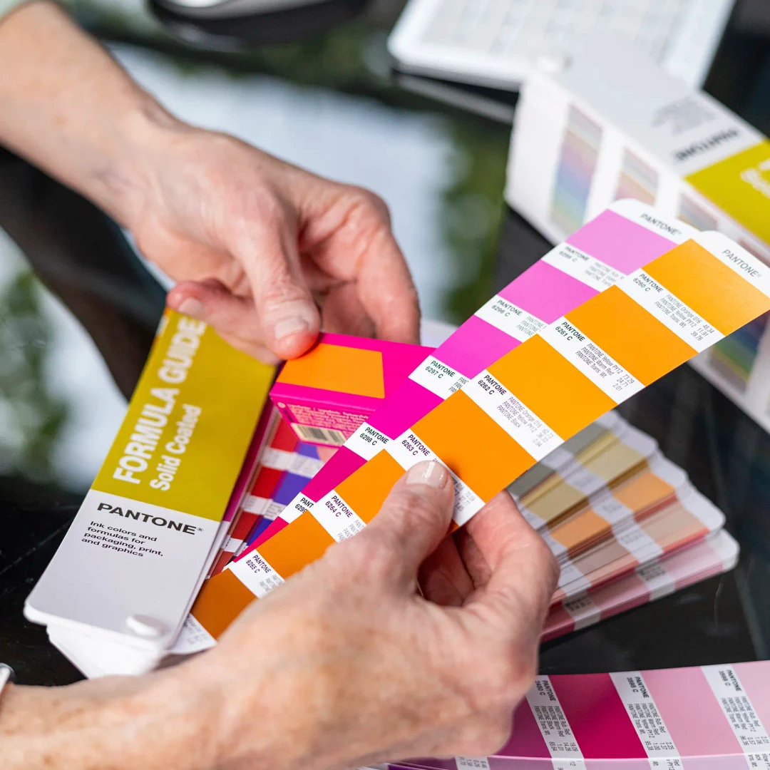 *NOVO* Formula Guide Coated & Uncoated Folhas Pantone para seleção de cores em tons laranja e rosa, com texto FORMULA GUIDE Solid Coated.