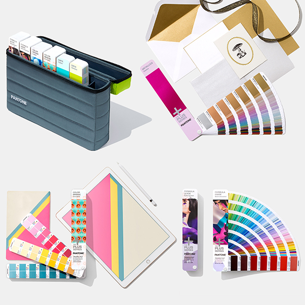 Diversas paletas de cores Pantone, estojo cinza, envelope bege com cartão, tablet com capa colorida e canetas brancas sobre superfície branca