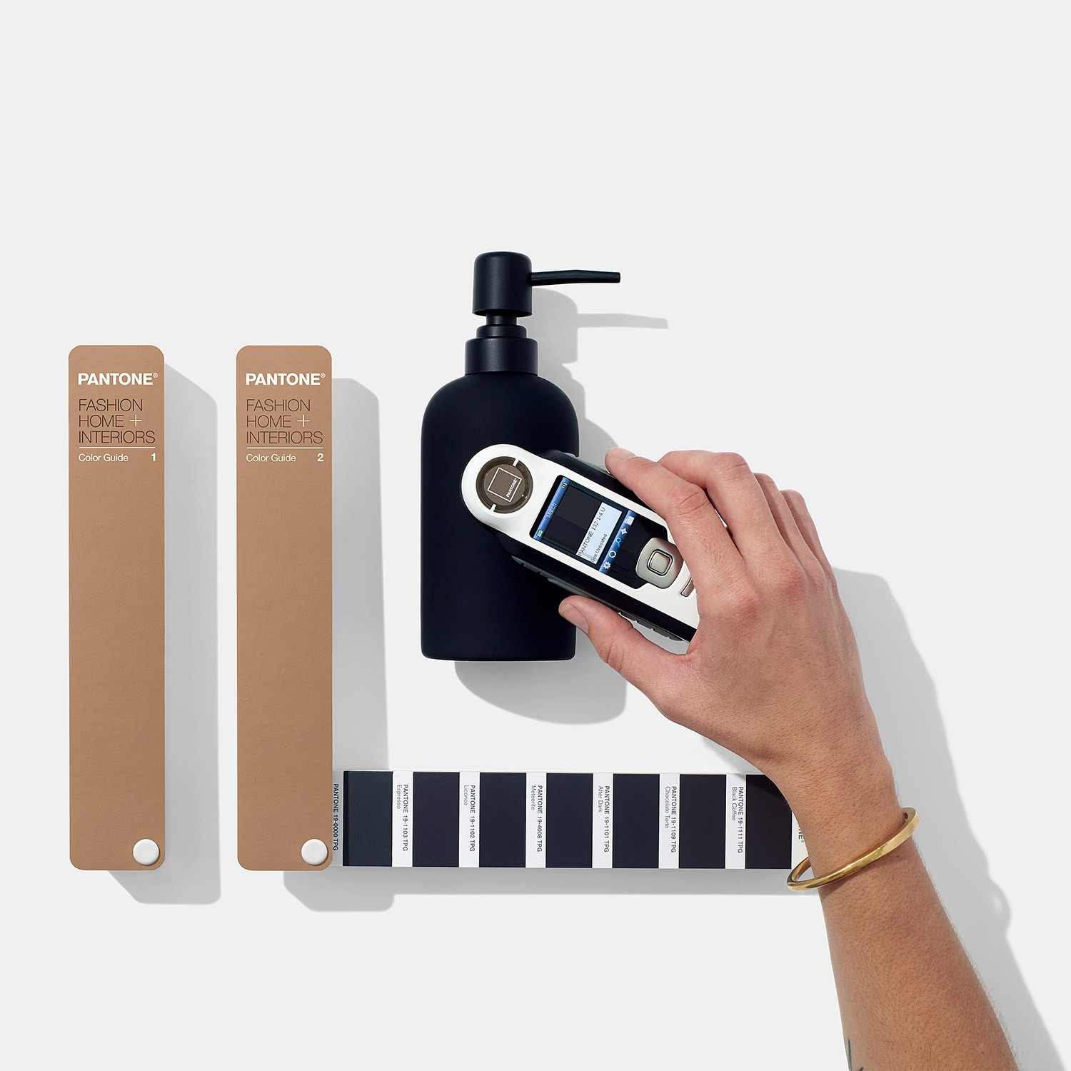 Amostras Pantone e dispensador de sabão preto fosco com medidor de cor